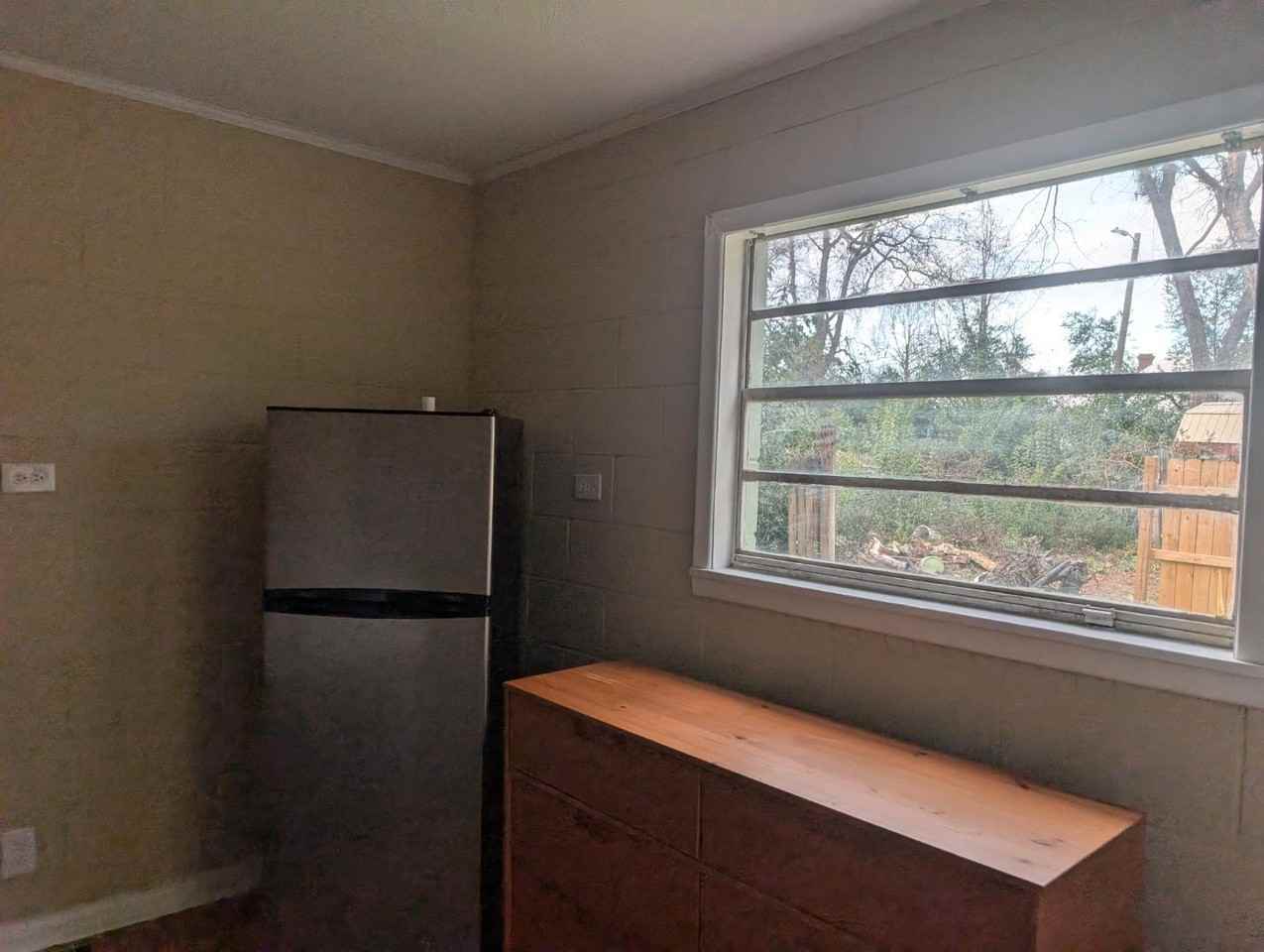 1815 Jenkins St - Photo 2 of 4