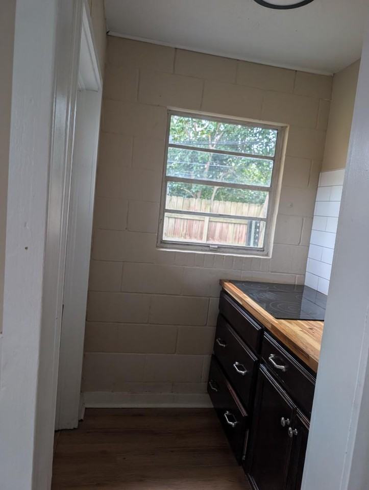 1815 Jenkins St - Photo 3 of 4