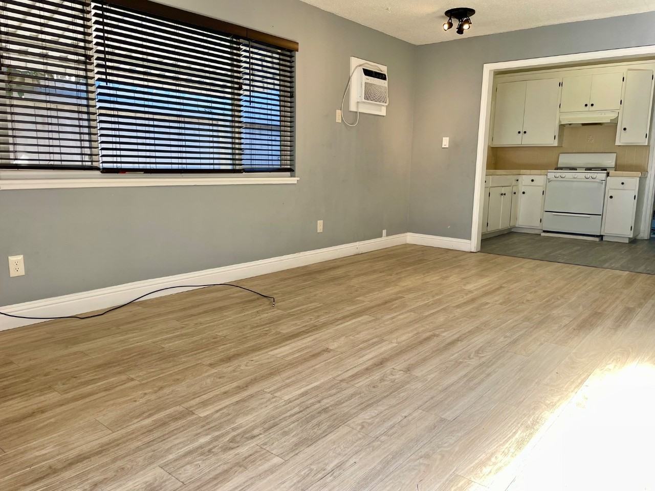 3535 N San Joaquin St - Photo 2 of 20