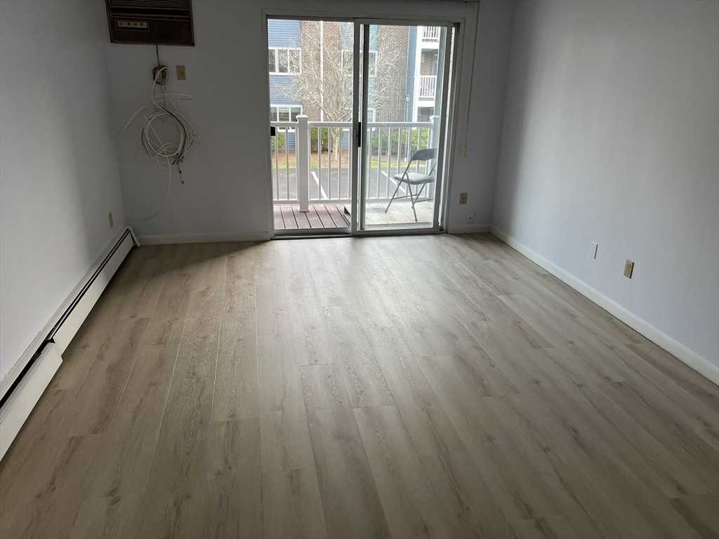 7 Woodcrest Ct #4 - Photo 3 of 8