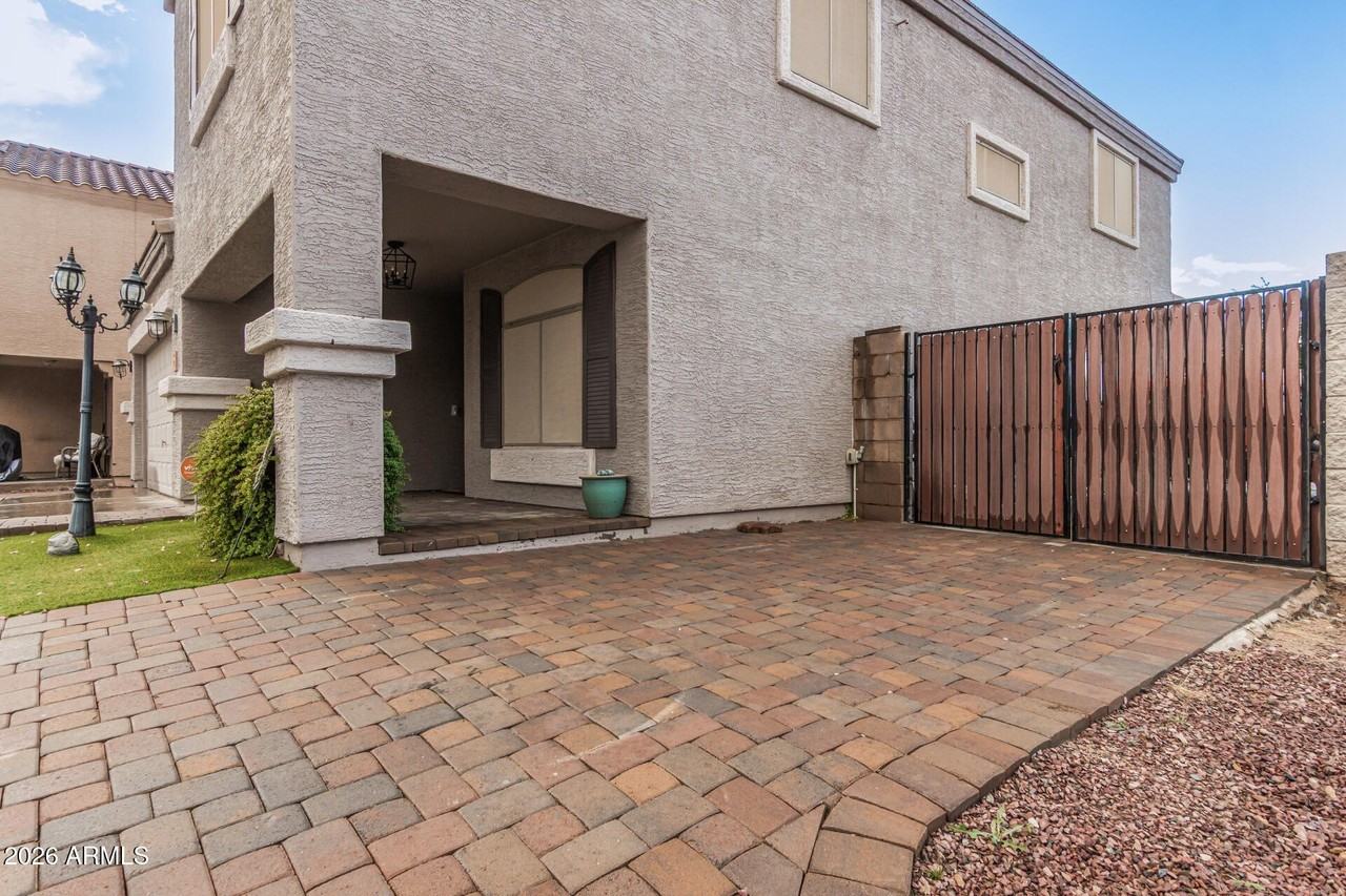 11114 W Pierson St - Photo 4 of 49