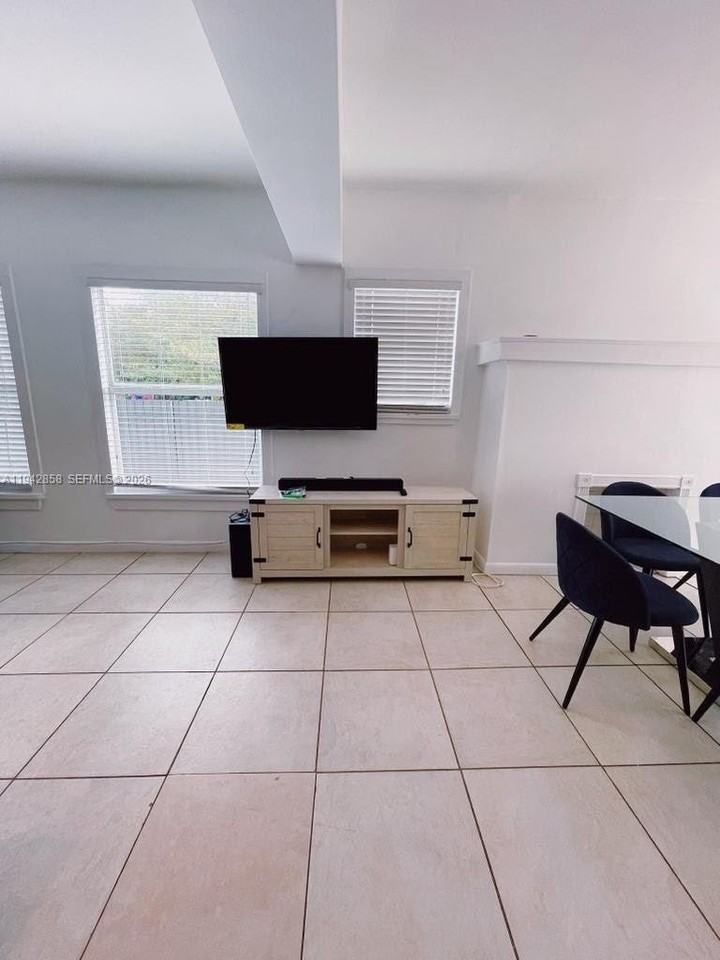 105 Nw 31st St #1 - Photo 5 of 24