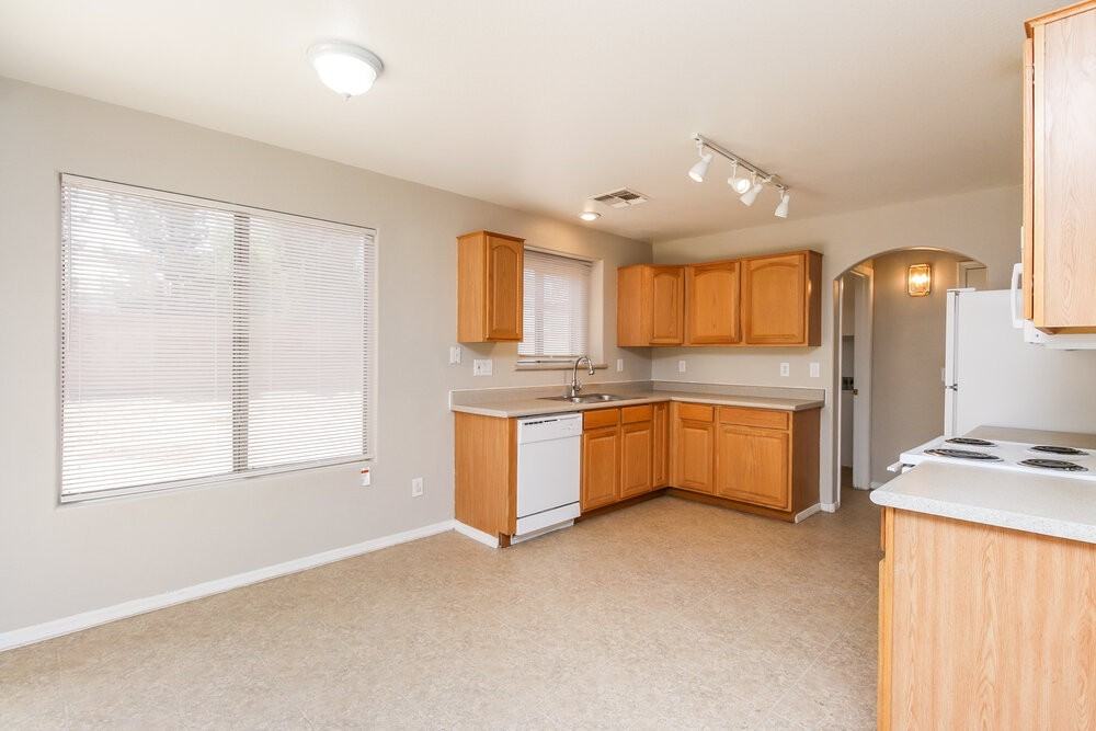 12925 W Holly St - Photo 6 of 17