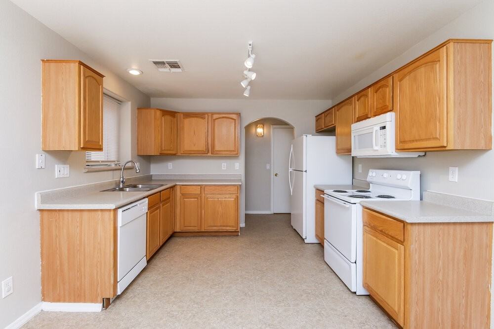 12925 W Holly St - Photo 7 of 17