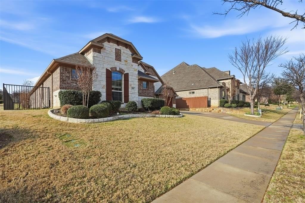 9801 Broiles Ln - Photo 4 of 38