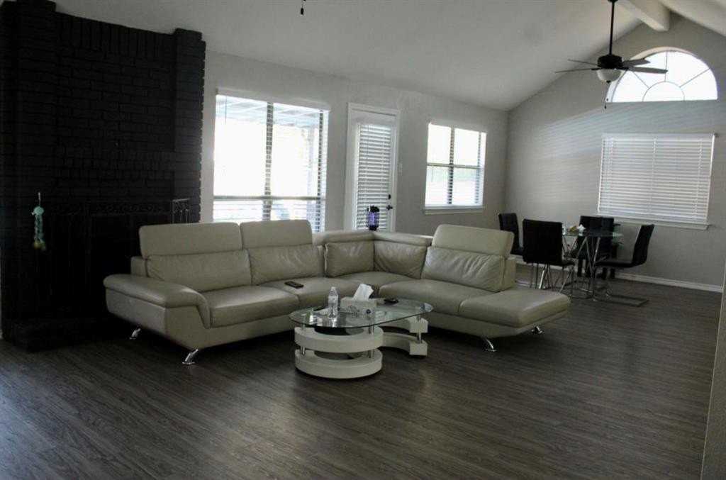 808 Bridgewater Ln - Photo 3 of 17