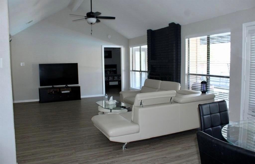 808 Bridgewater Ln - Photo 5 of 17