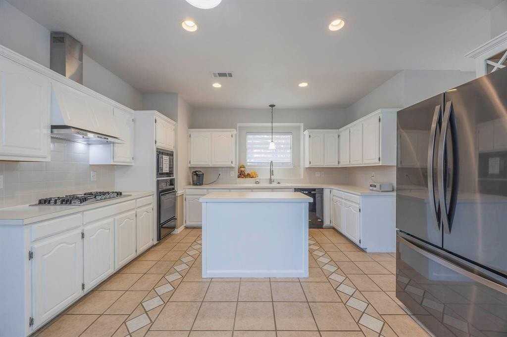 2705 Trophy Dr - Photo 5 of 40