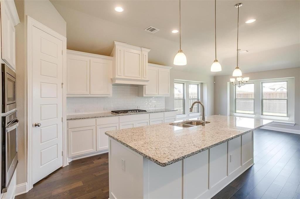 820 Cavalcade Dr - Photo 4 of 39