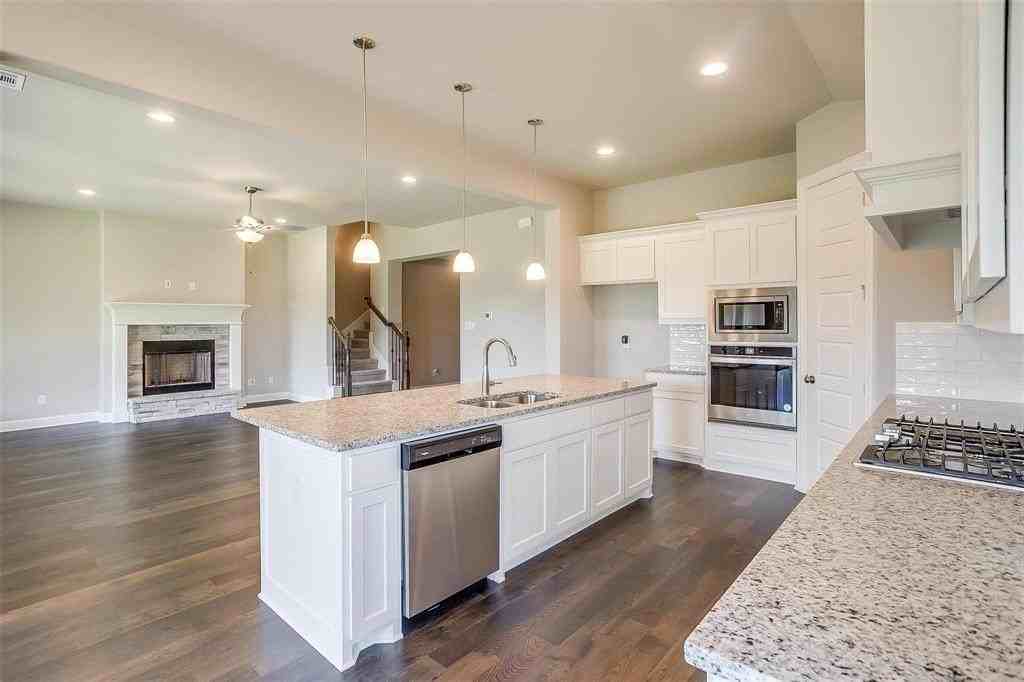 820 Cavalcade Dr - Photo 5 of 39