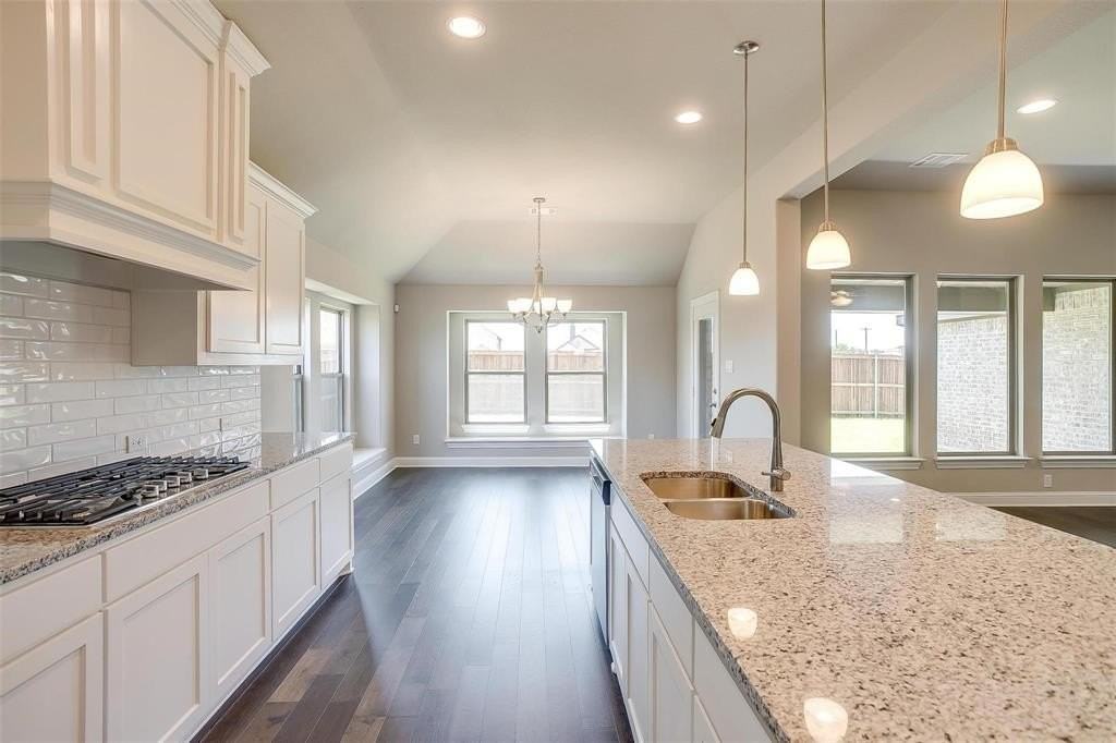 820 Cavalcade Dr - Photo 7 of 39