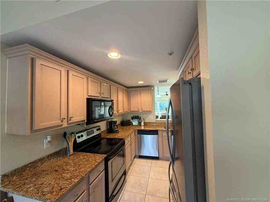 4210 Gator Trace Ave Apt B #B - Photo 6 of 49