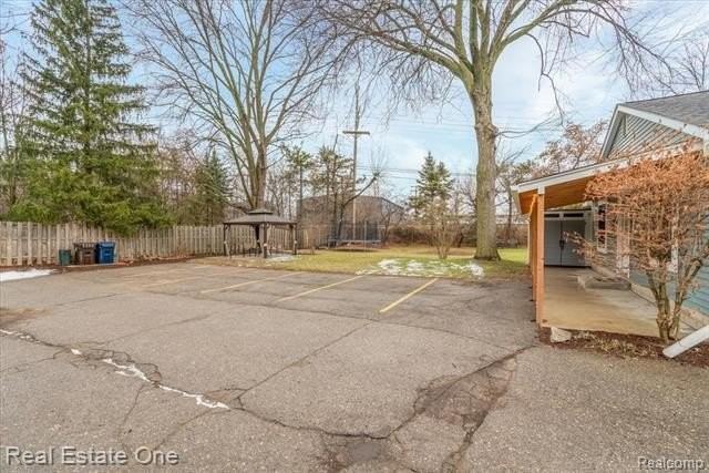 310 Roe St - Photo 7 of 29