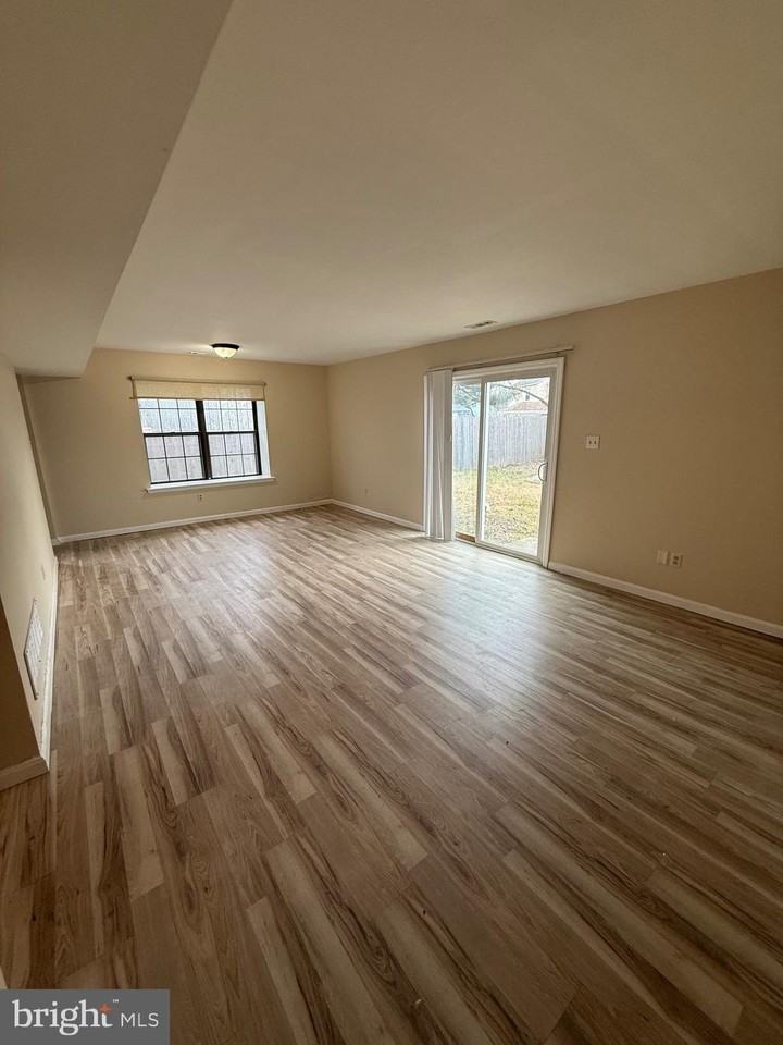 8 Hewitt Ln - Photo 3 of 15