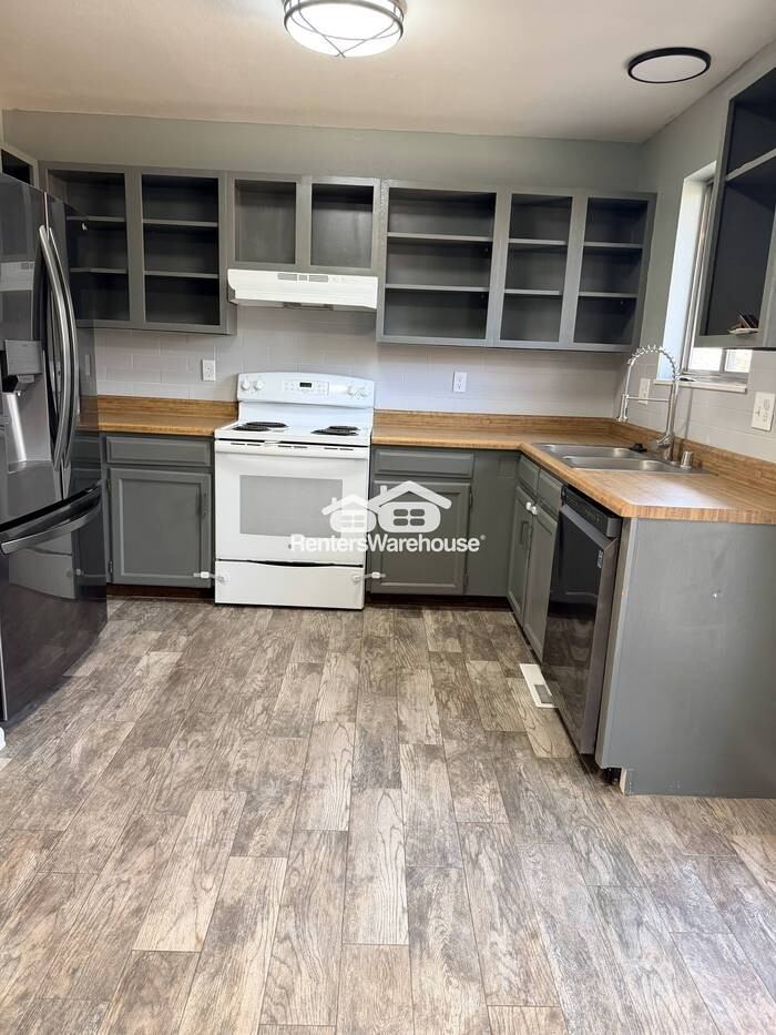 4228 Gatewood Dr - Photo 5 of 40