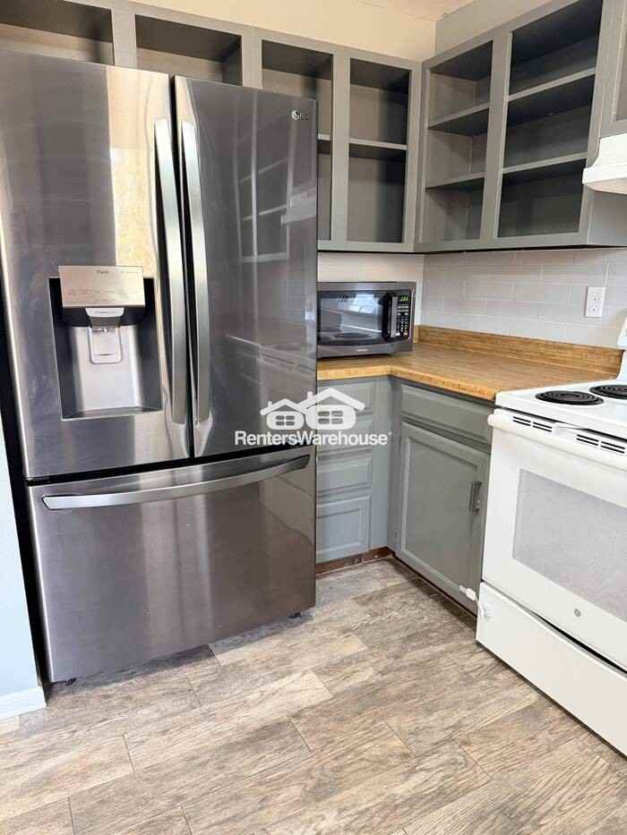 4228 Gatewood Dr - Photo 6 of 40