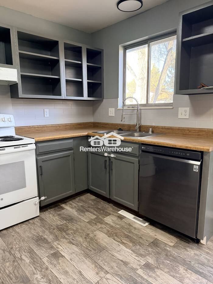 4228 Gatewood Dr - Photo 7 of 40