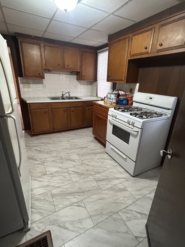 638 6th St - Photo 4 of 8