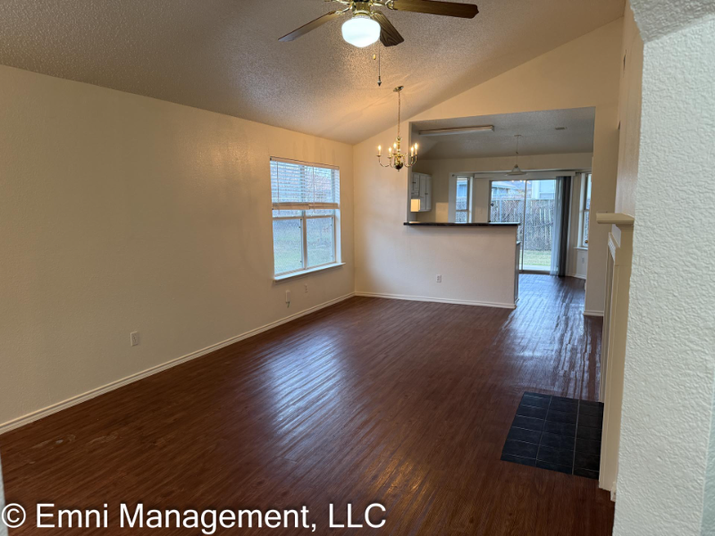 2207 Garrett Dr - Photo 4 of 26