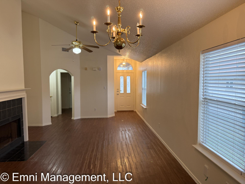 2207 Garrett Dr - Photo 5 of 26