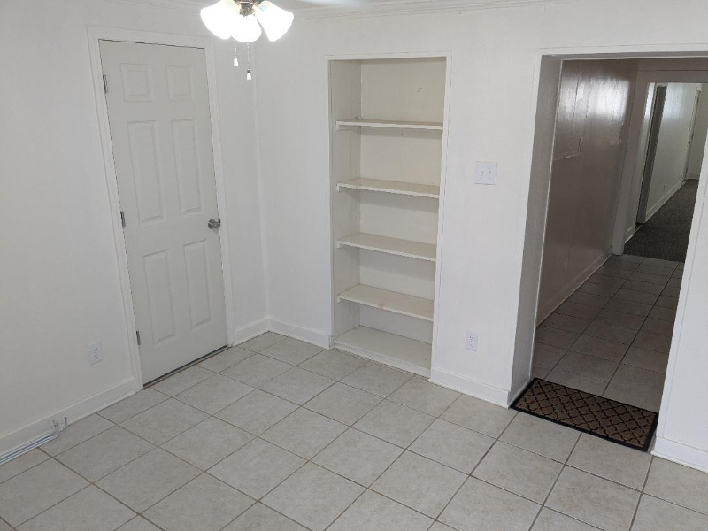 724 N Eastern Ave - Photo 2 of 13