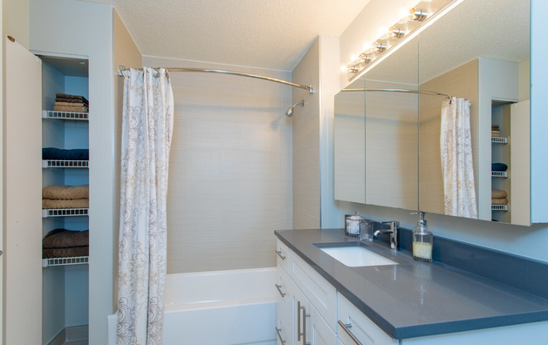 599 N State St - Photo 4 of 8