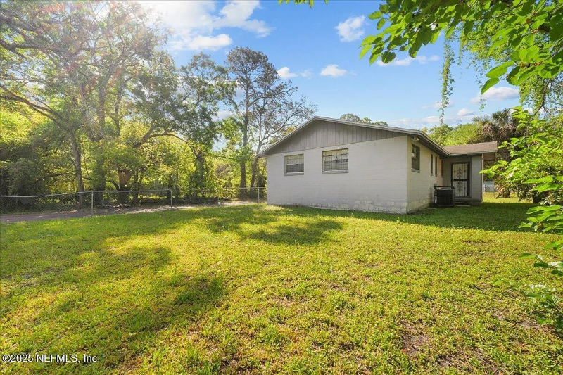 1603 W 29th St - Photo 2 of 20