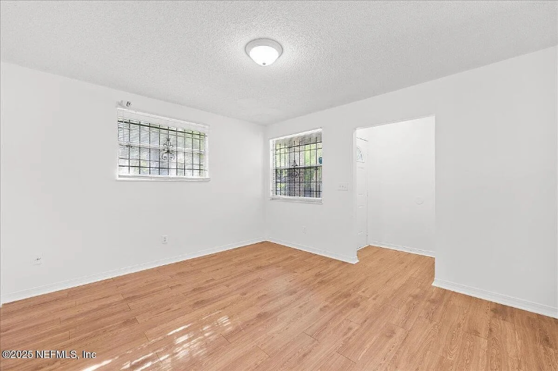 1603 W 29th St - Photo 4 of 20