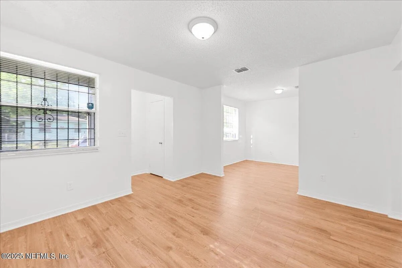 1603 W 29th St - Photo 5 of 20