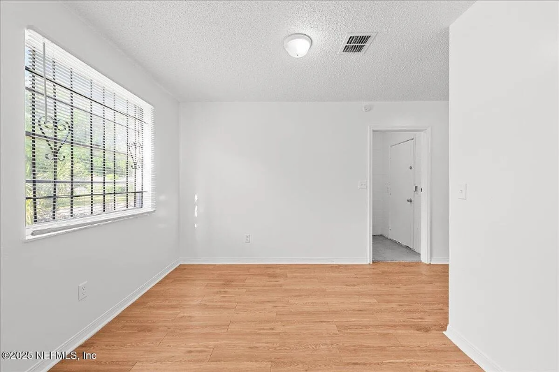 1603 W 29th St - Photo 7 of 20