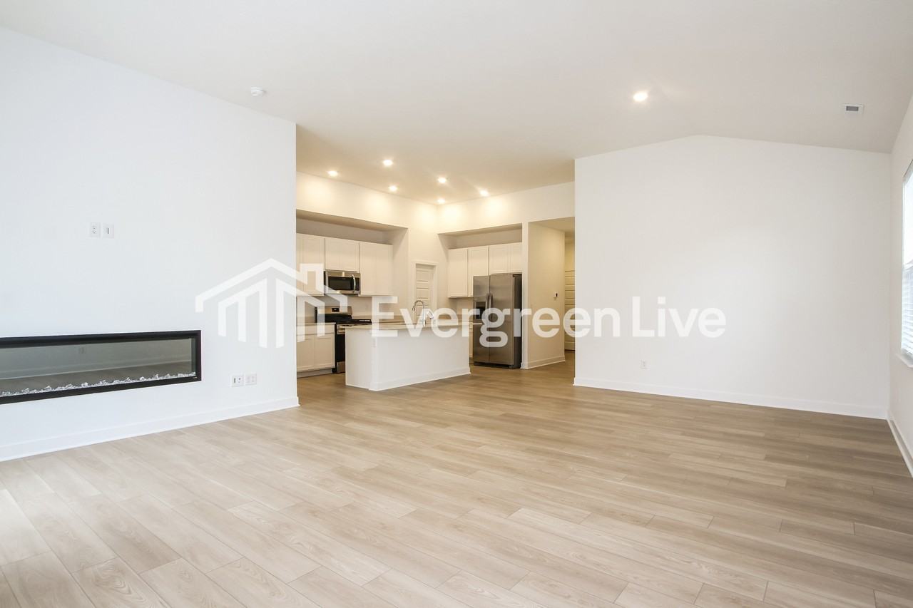 832 Penrose Pl - Photo 4 of 15