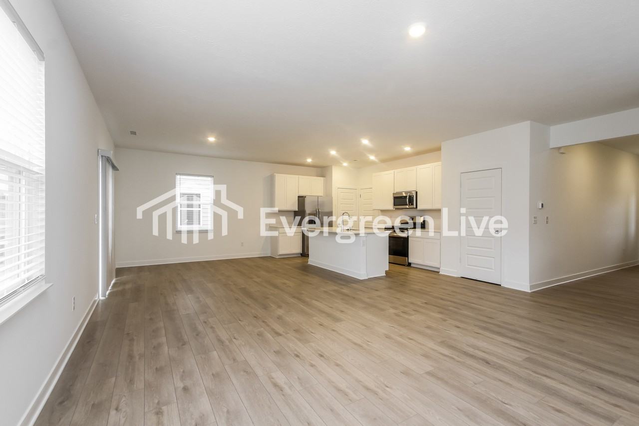 842 Penrose Pl - Photo 4 of 15