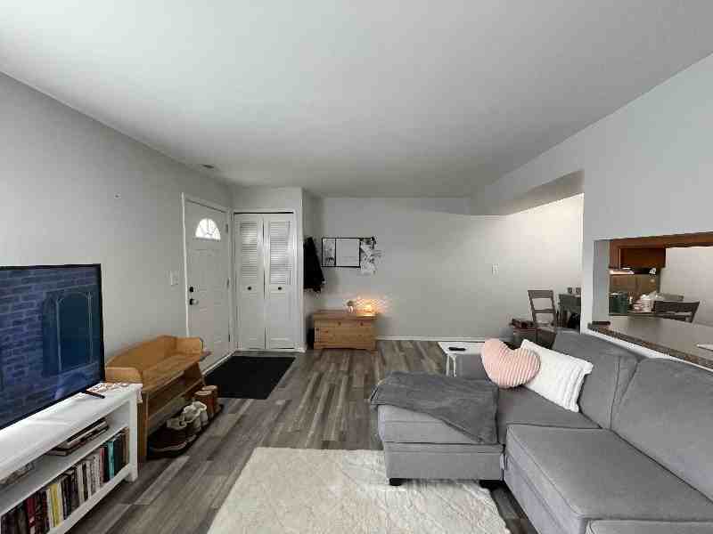 9469 Parkwood N - Photo 2 of 9