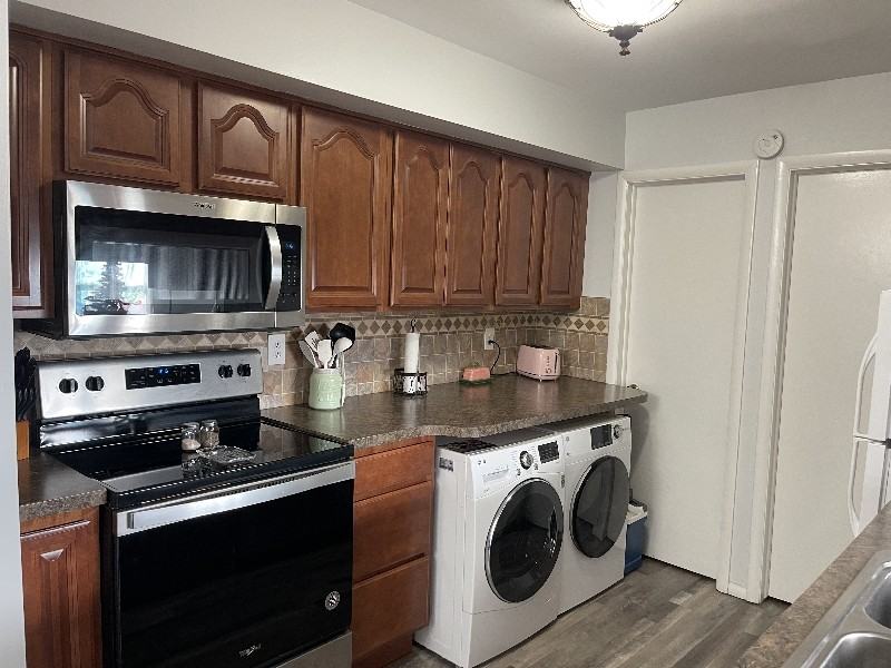 9469 Parkwood N - Photo 5 of 9