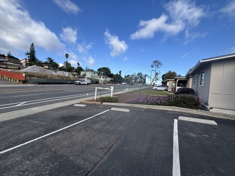 626 Civic Center Dr - Photo 5 of 32