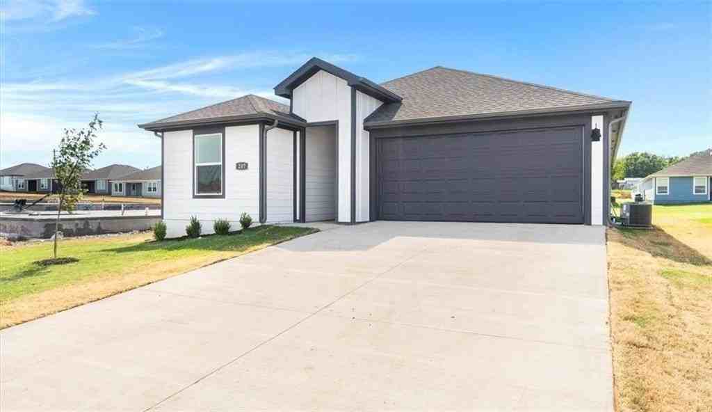 200 Nw Bellflower St - Photo 2 of 28