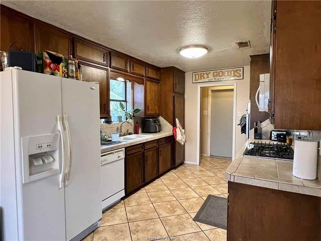 2101 Langford St - Photo 4 of 16