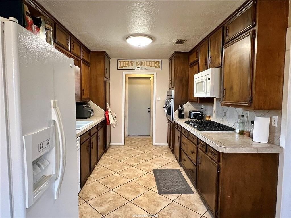 2101 Langford St - Photo 5 of 16