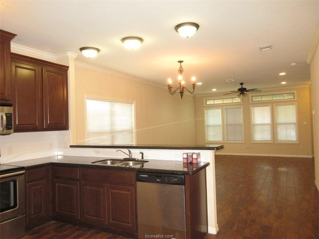 103 Richards St - Photo 4 of 20