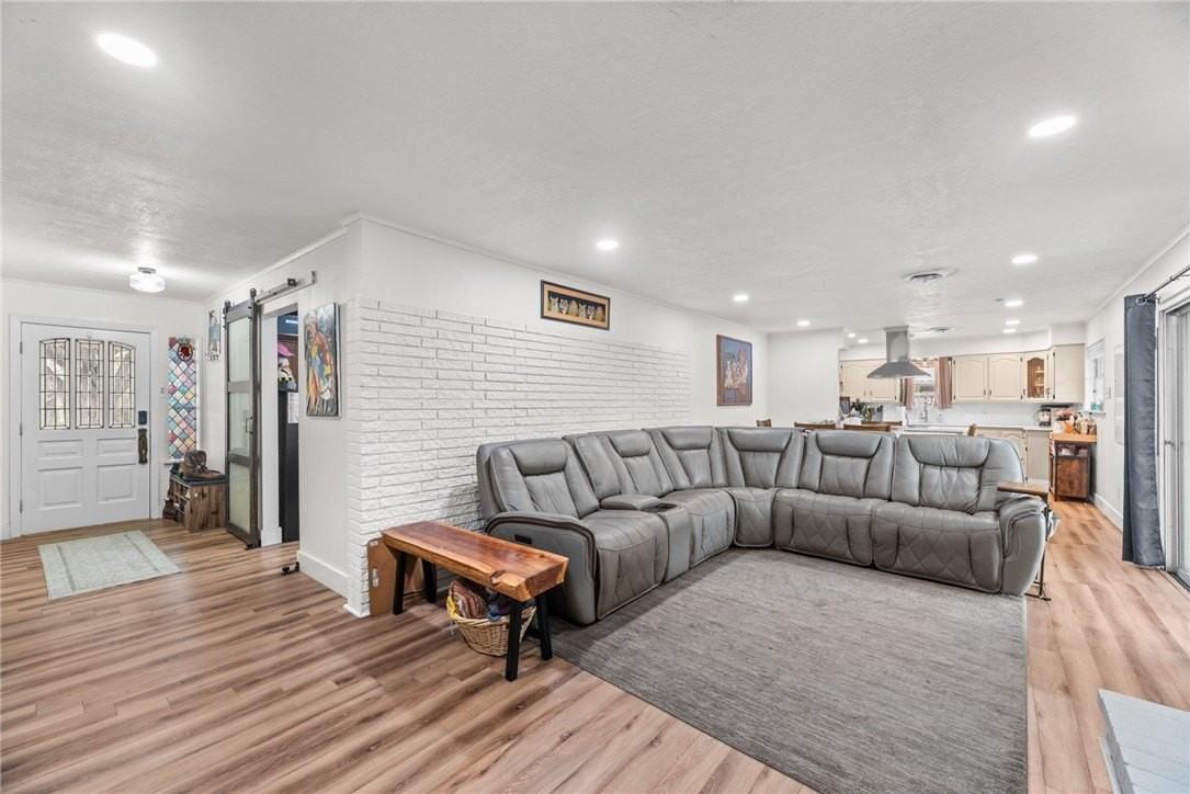 10714 Glenwood St - Photo 5 of 31