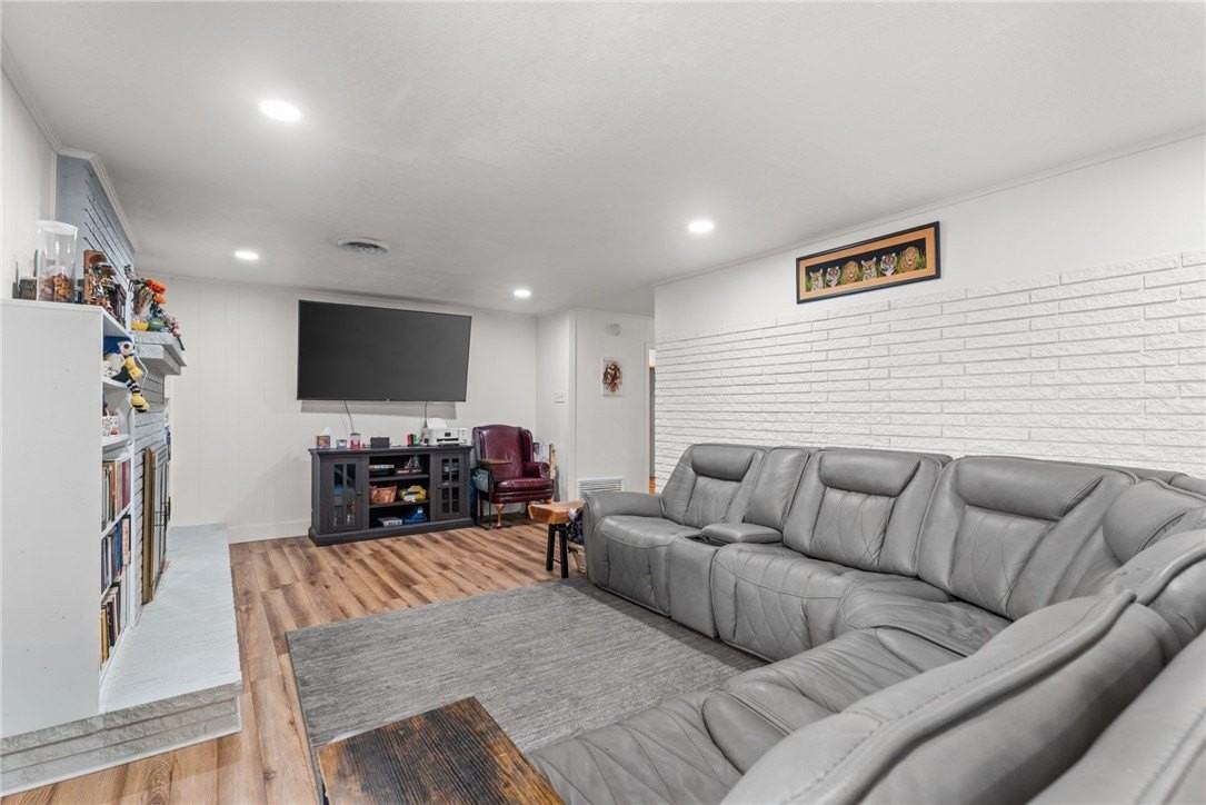 10714 Glenwood St - Photo 6 of 31