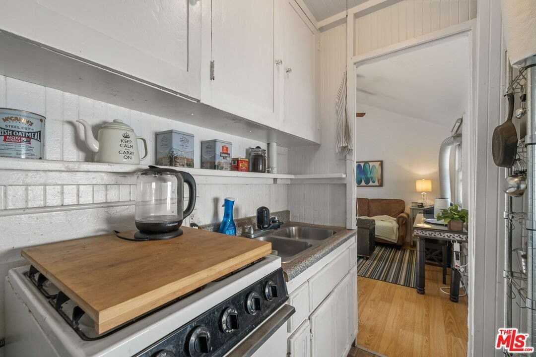 1612 1/2 N Genesee Ave - Photo 3 of 9