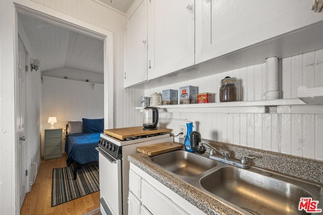 1612 1/2 N Genesee Ave - Photo 4 of 9