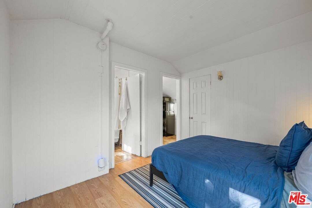 1612 1/2 N Genesee Ave - Photo 7 of 9