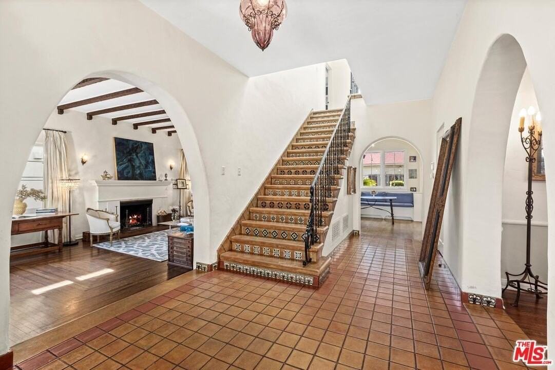 537 N June St - Photo 4 of 15