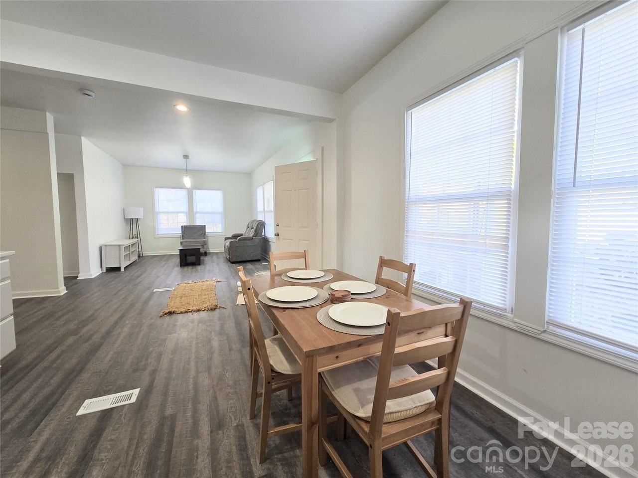 101 S Webb St - Photo 3 of 40