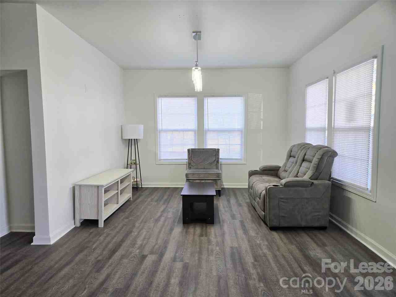 101 S Webb St - Photo 4 of 40