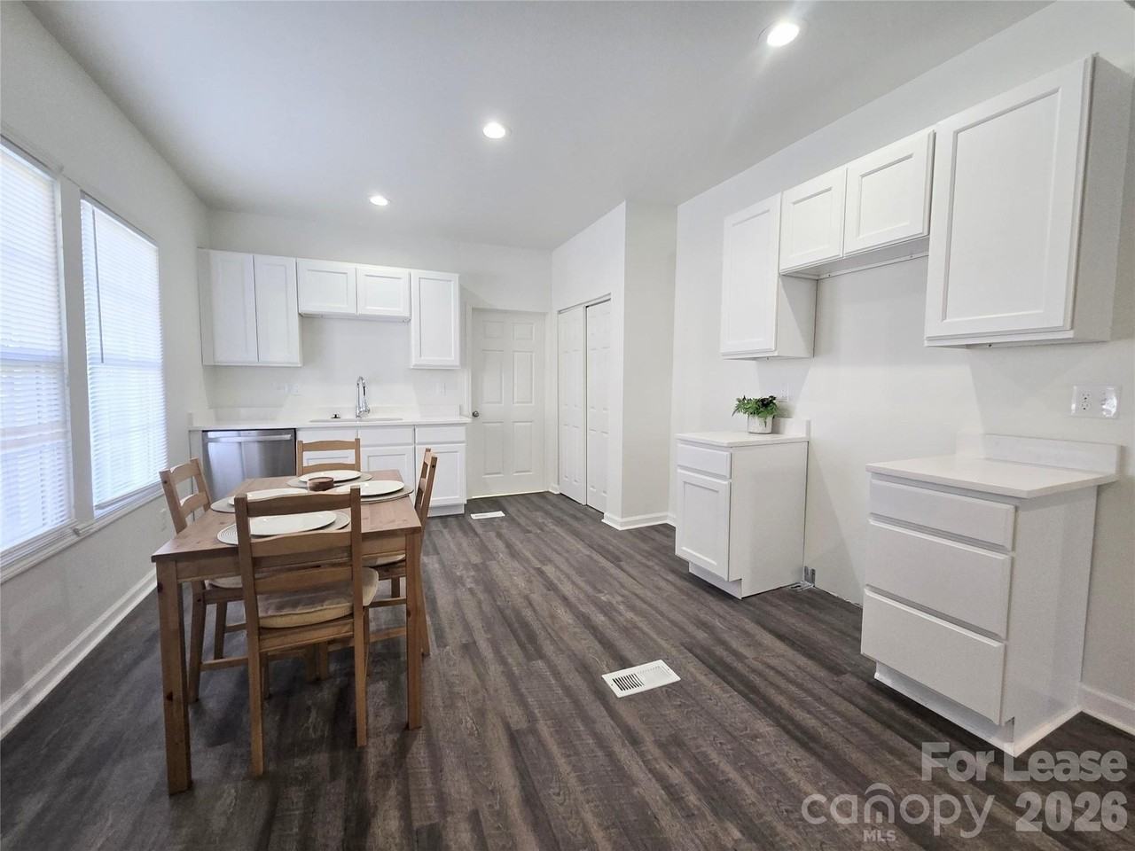 101 S Webb St - Photo 5 of 40