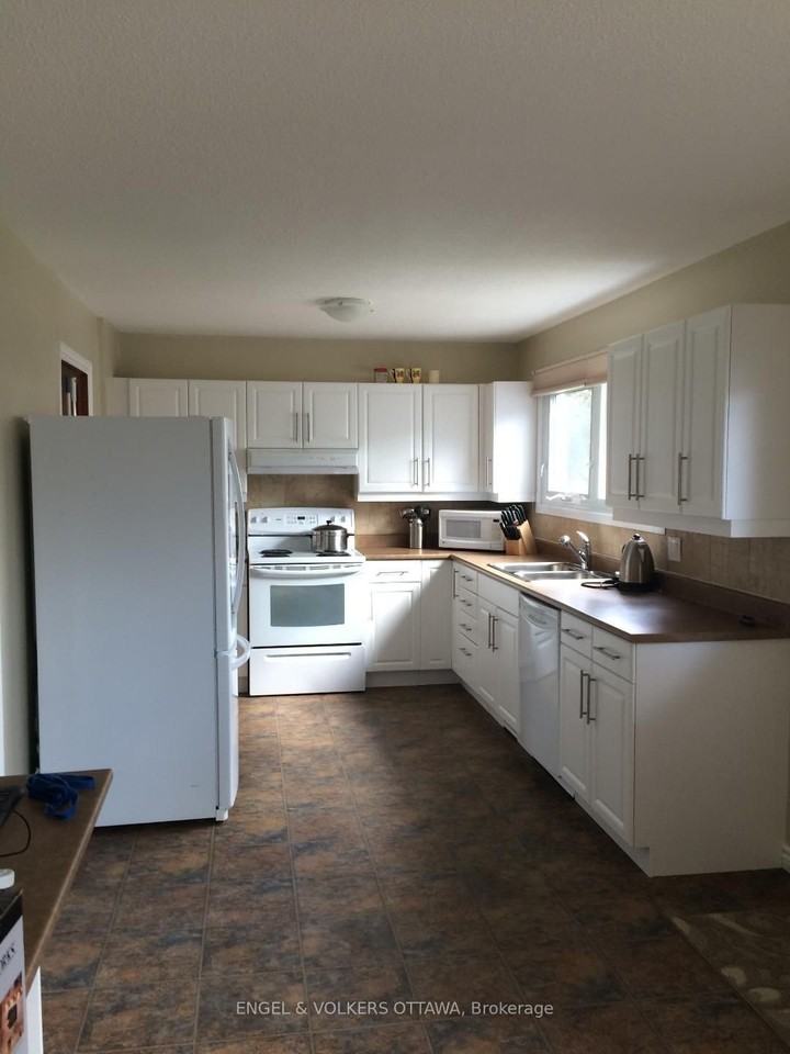 890 Greenbriar Ave - Photo 3 of 10