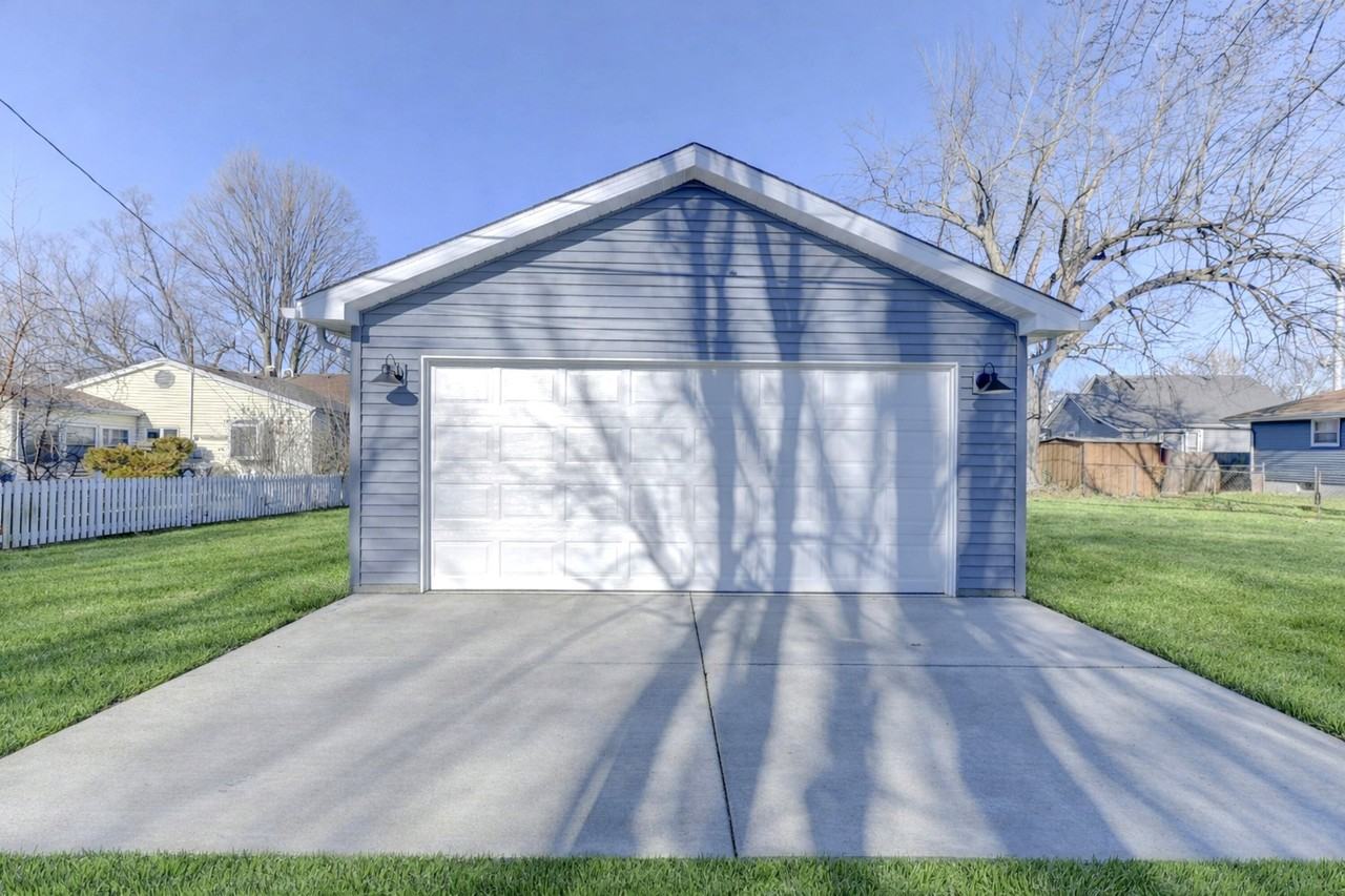 737 Center St - Photo 2 of 19